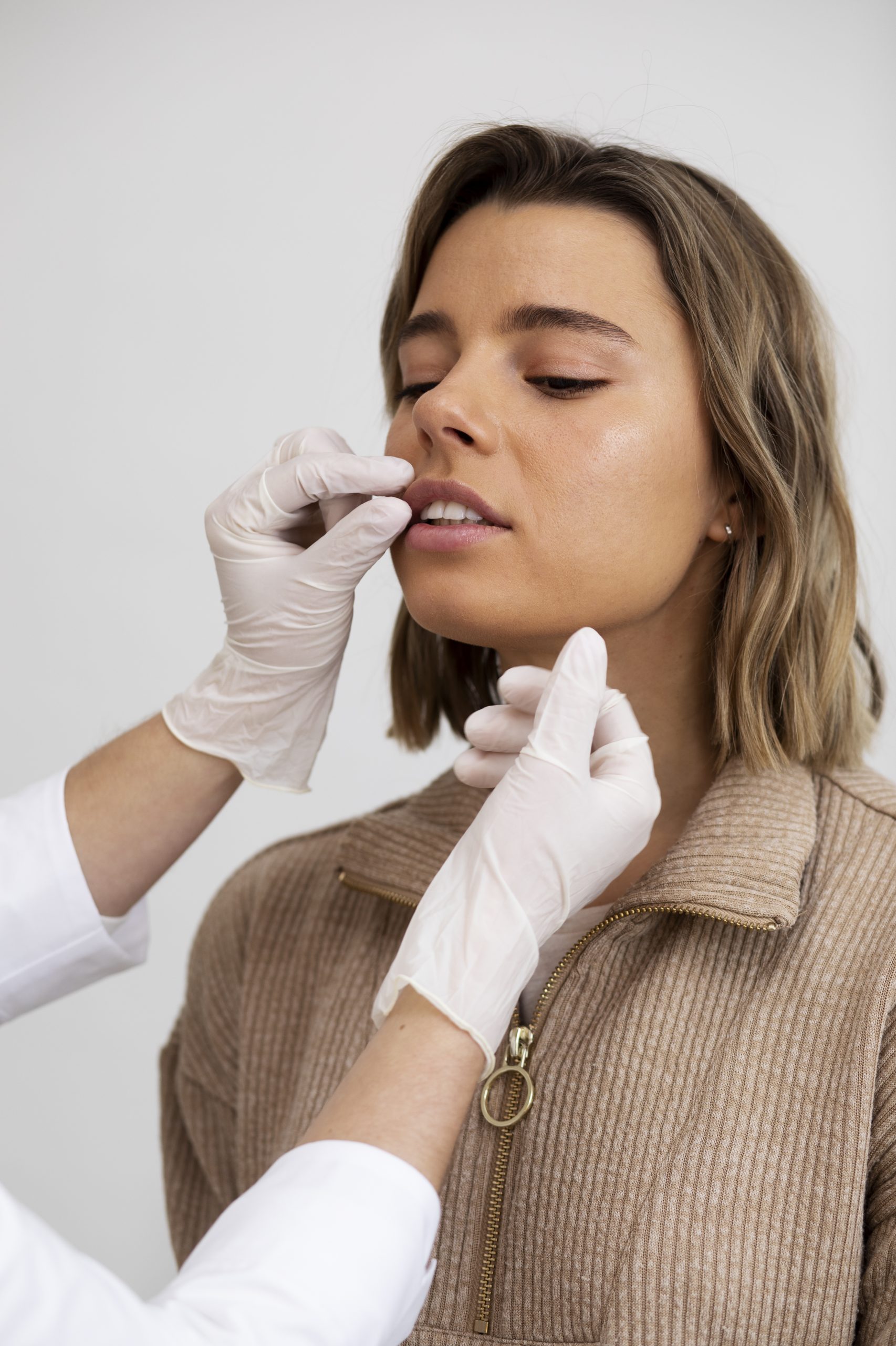 a doctor examines the patient's mouth before/after treatment